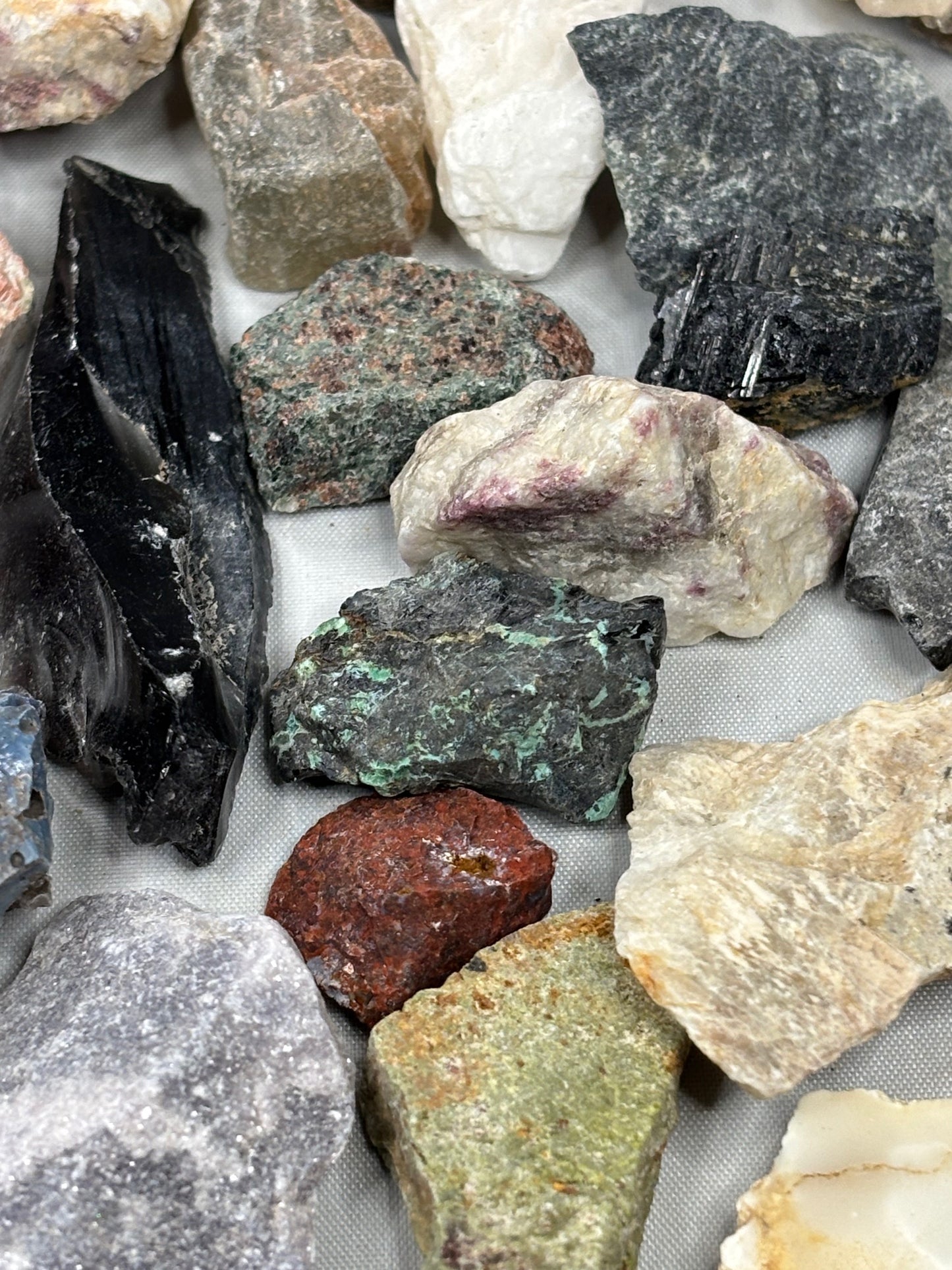 Bunte Rohsteinmischung weltweit – Hochwertige Edelsteine & Kristalle