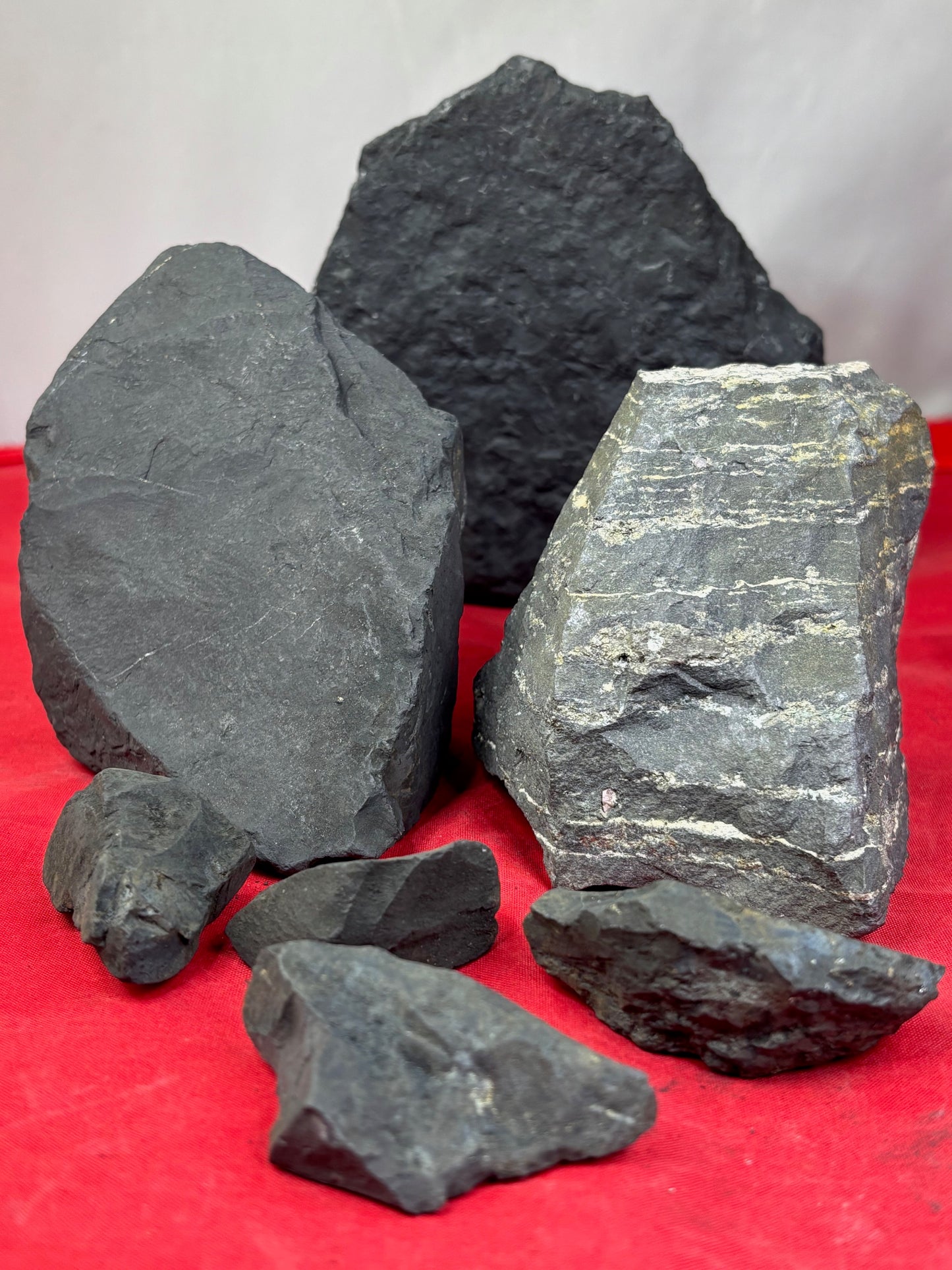 Schungit Rohsteine in bester Qualität, verschiedene Größen, Shunga Fluss, Karelien Russland