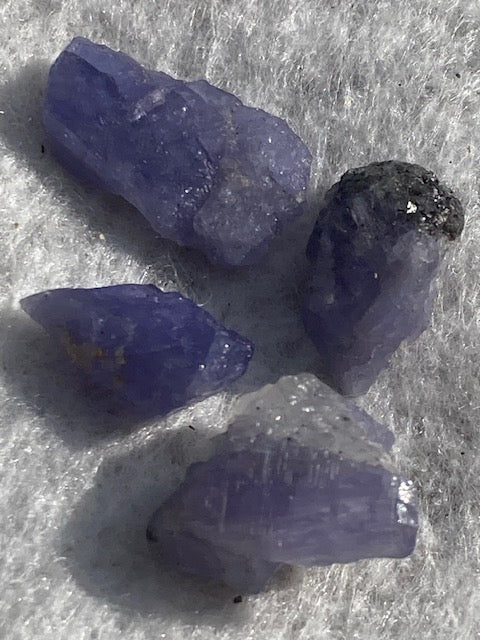 Tansanit Rohsteine & Kristalle – Seltene blaue Zoisit-Varietät aus Mererani