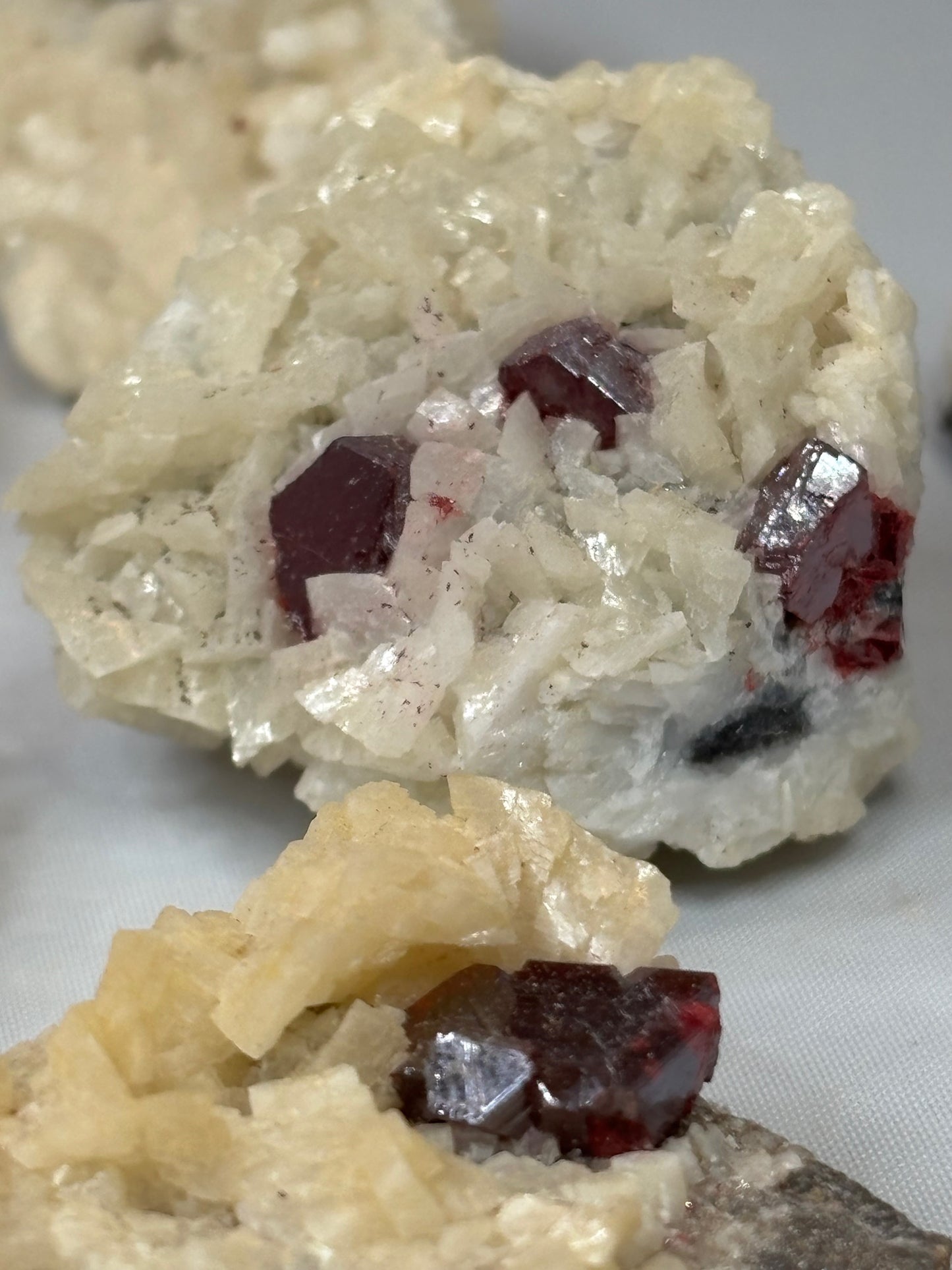 Zinnober (Cinnabarit) Kristalle auf Dolomit Matrix, in bester Qualität