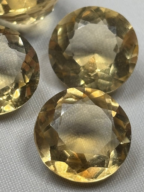 Solarplexus-Chakra (Manipura) – Ursprung, Bedeutung und Aktivierung des Chakras für Selbstbewusstsein, Willenskraft & persönliche Stärke