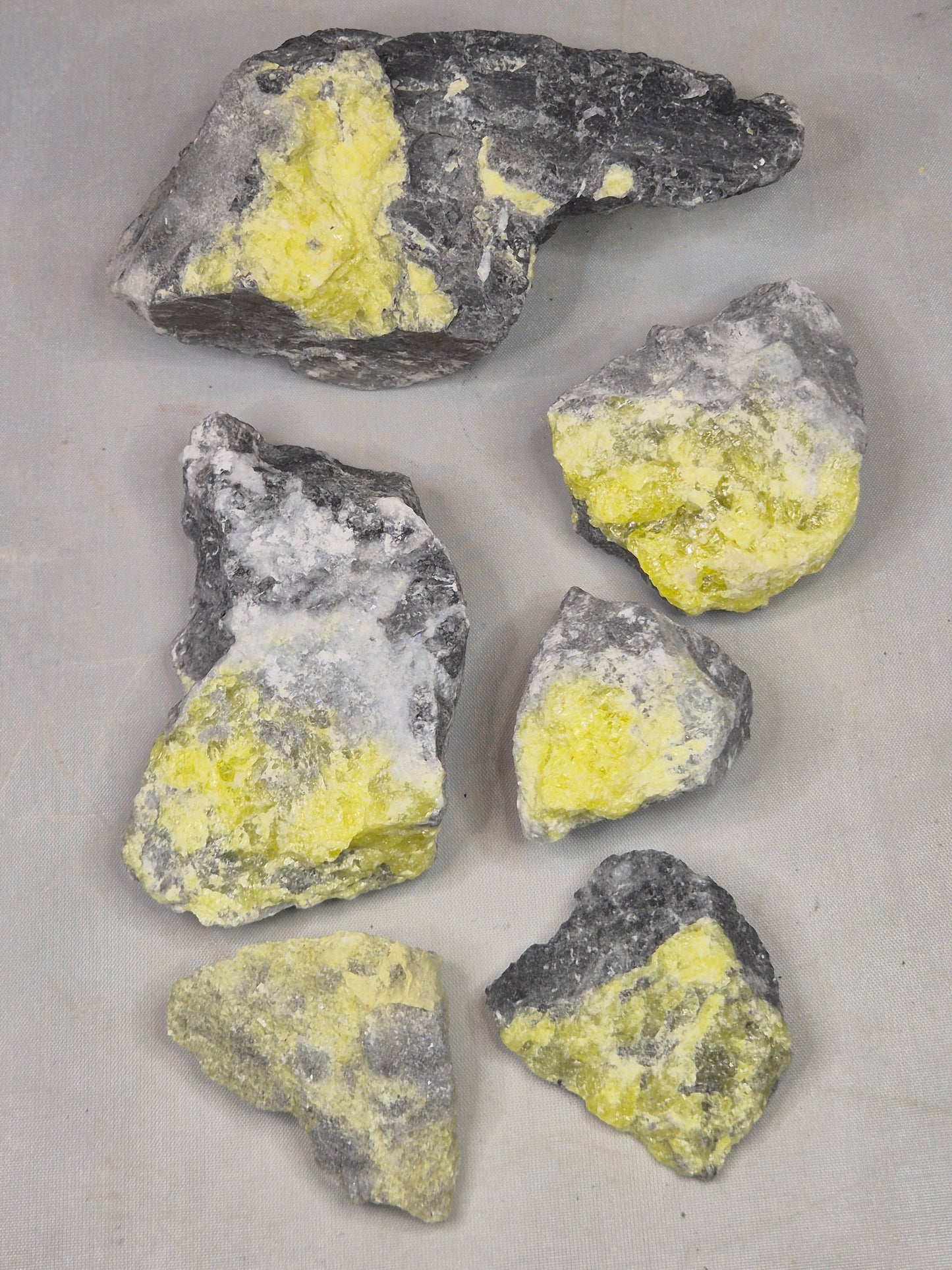 Schwefel in Quarz & Basalt Matrix, Österreich in bester Qualität