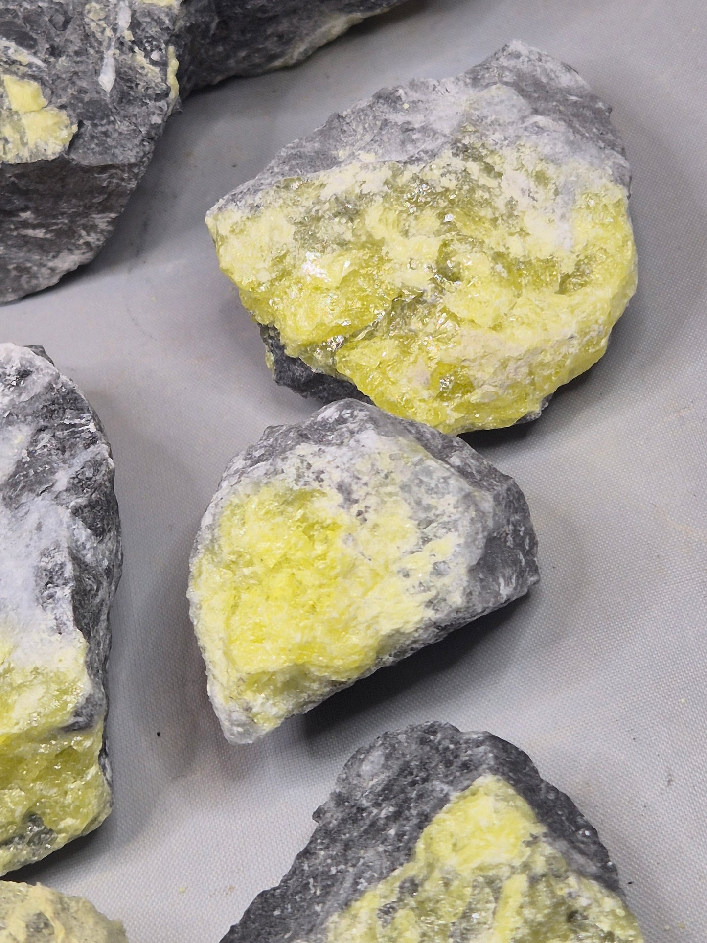 Schwefel in Quarz & Basalt Matrix, Österreich in bester Qualität