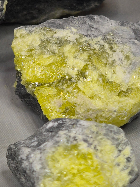 Schwefel in Quarz & Basalt Matrix, Österreich in bester Qualität