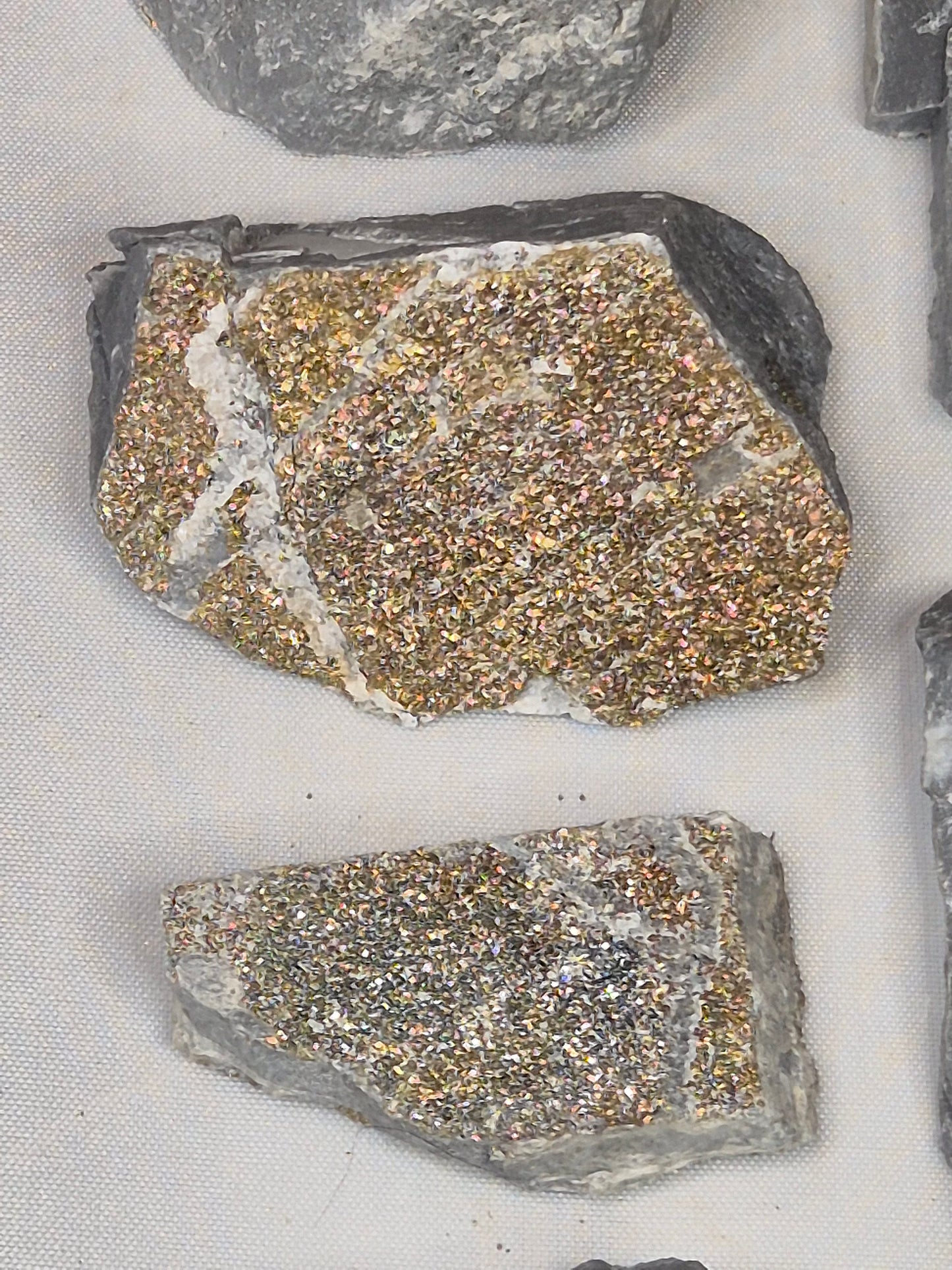 Buntpyrit (irisierend) in bester Qualität, Irispyrit Salzburg Österreich, Pyrit Kristalle auf Matrix Regenbogenfarben