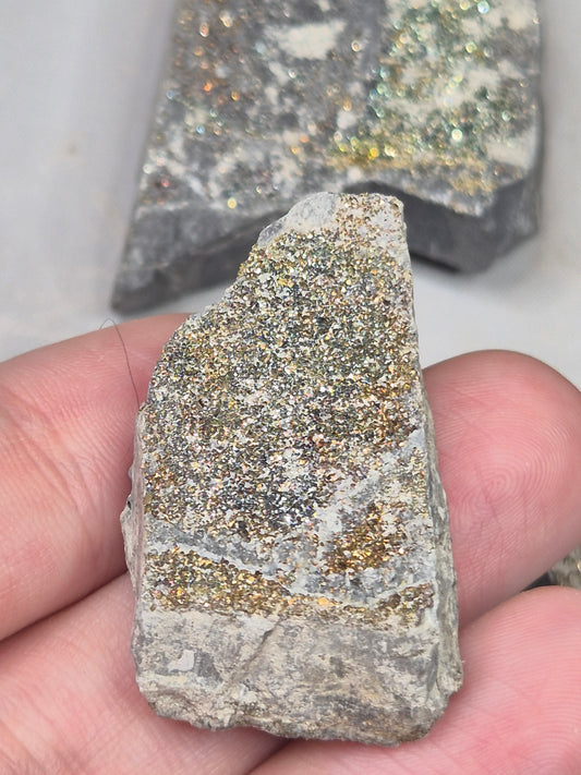 Buntpyrit (irisierend) in bester Qualität, Irispyrit Salzburg Österreich, Pyrit Kristalle auf Matrix Regenbogenfarben