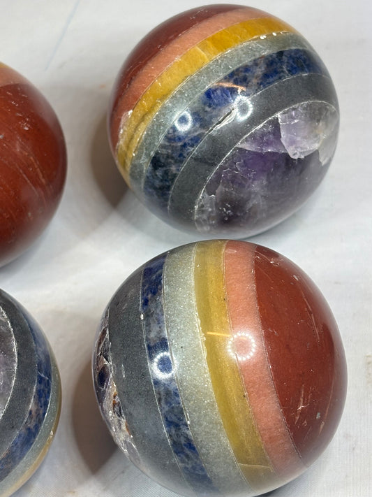 7 Chakra Kugel (Ø 5-6cm) aus geschichteten Natursteinen – Polierte Edelstein-Sphäre & Regenbogen-Edelsteinball