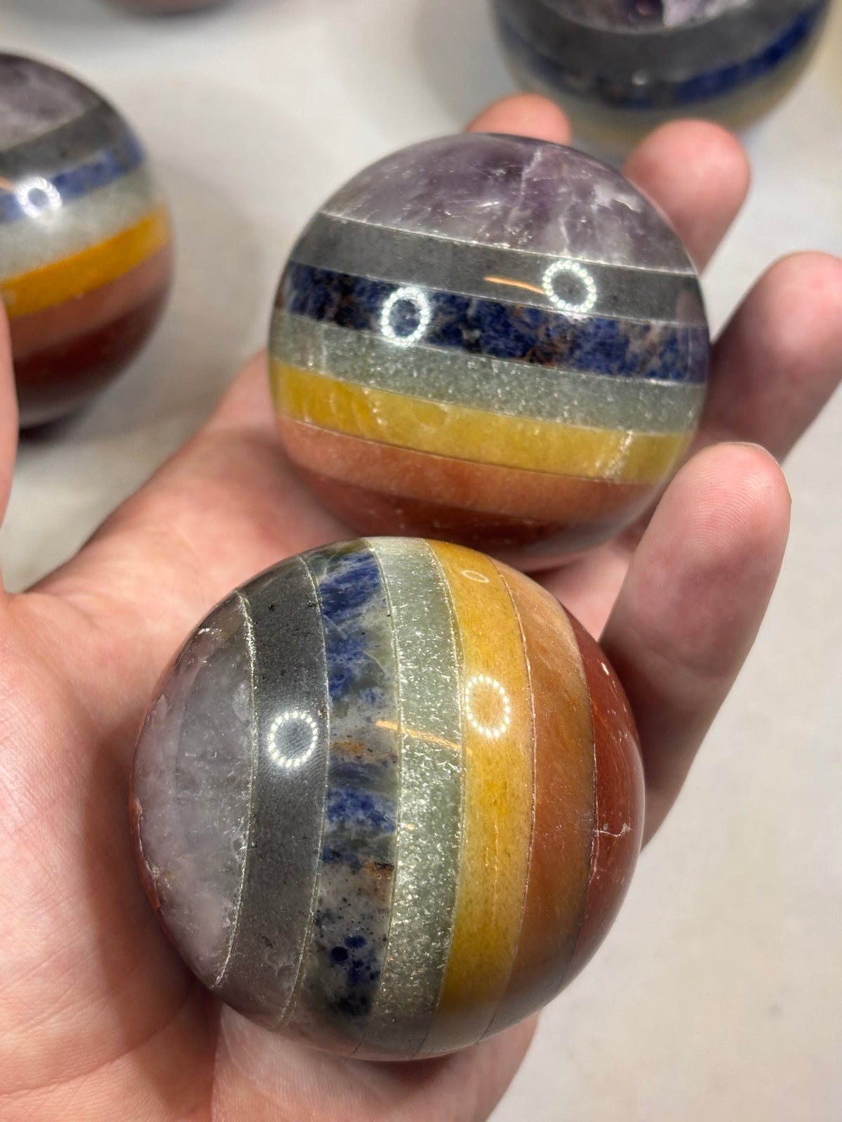 7 Chakra Kugel (Ø 5-6cm) aus geschichteten Natursteinen – Polierte Edelstein-Sphäre & Regenbogen-Edelsteinball