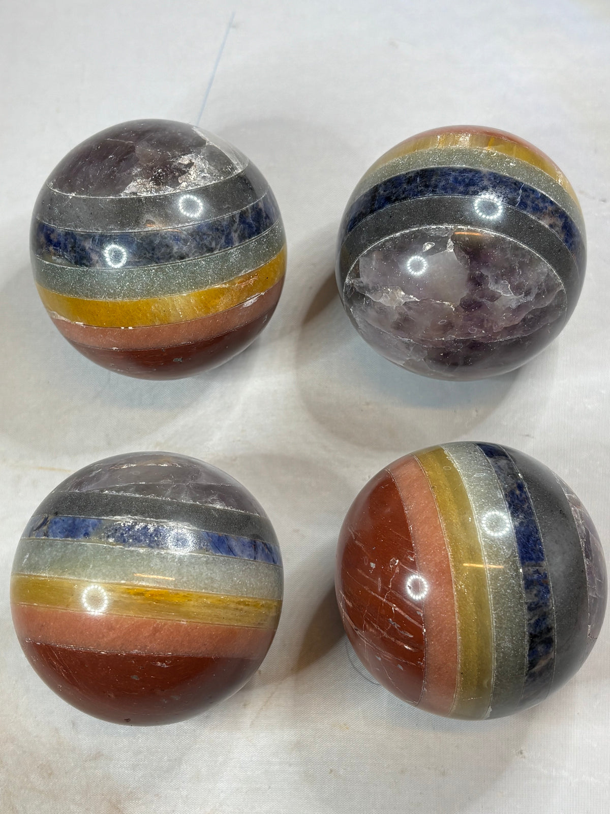 7 Chakra Kugel (Ø 5-6cm) aus geschichteten Natursteinen – Polierte Edelstein-Sphäre & Regenbogen-Edelsteinball