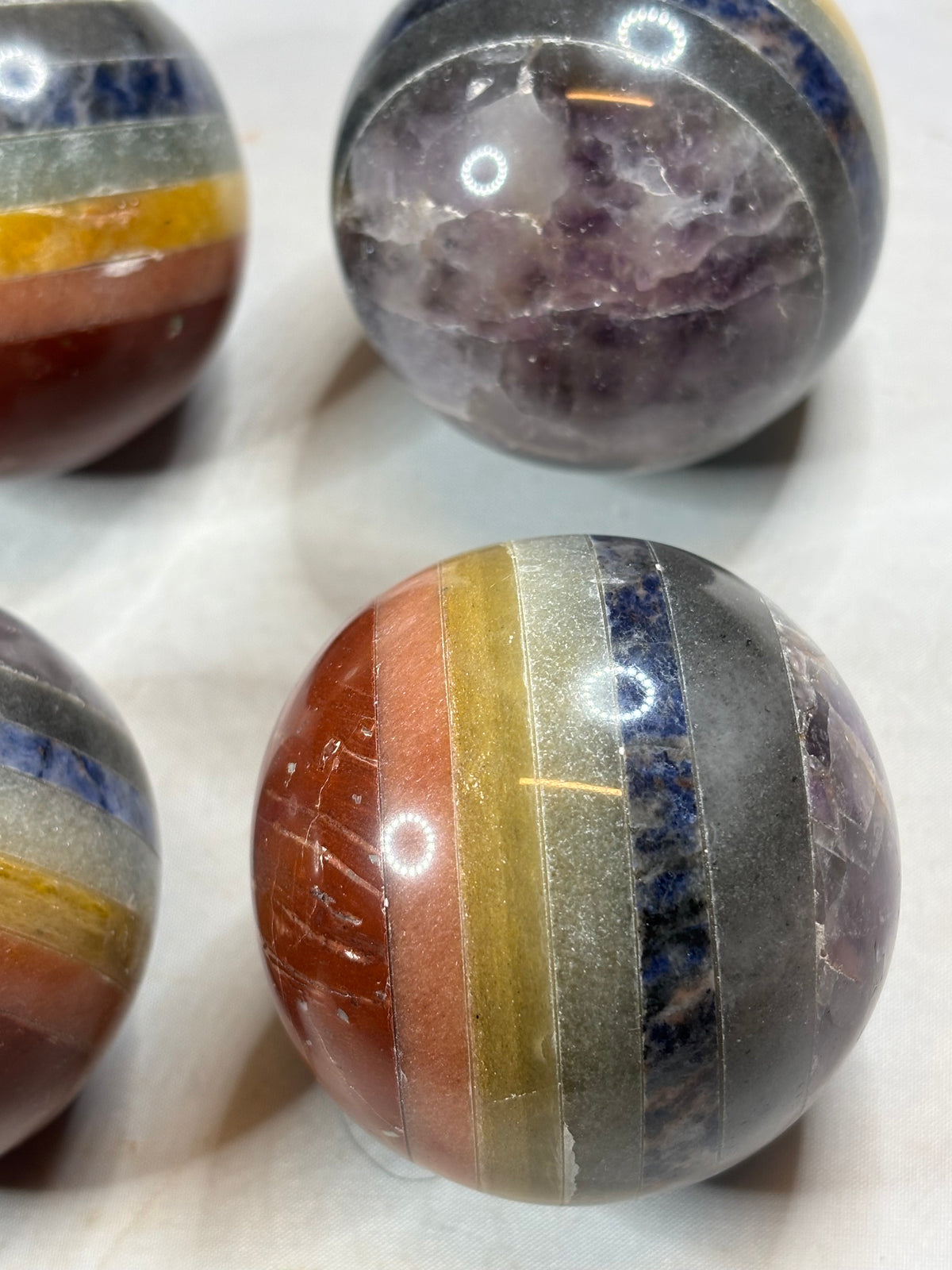 7 Chakra Kugel (Ø 5-6cm) aus geschichteten Natursteinen – Polierte Edelstein-Sphäre & Regenbogen-Edelsteinball