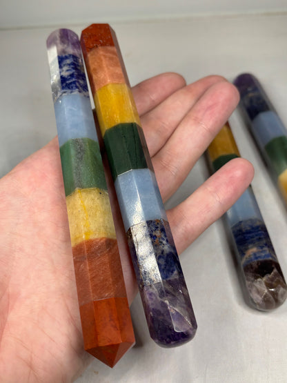 Massagestab 7 Chakra, 7 verschiedene Edelsteine (Amethyst, Sodalith, Angelit, grünem- gelben sowi pfirsichfarbenen Aventurin & roter Jaspis)