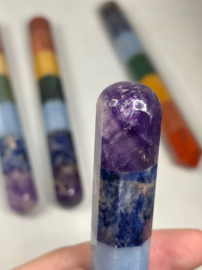 Massagestab 7 Chakra, 7 verschiedene Edelsteine (Amethyst, Sodalith, Angelit, grünem- gelben sowi pfirsichfarbenen Aventurin & roter Jaspis)
