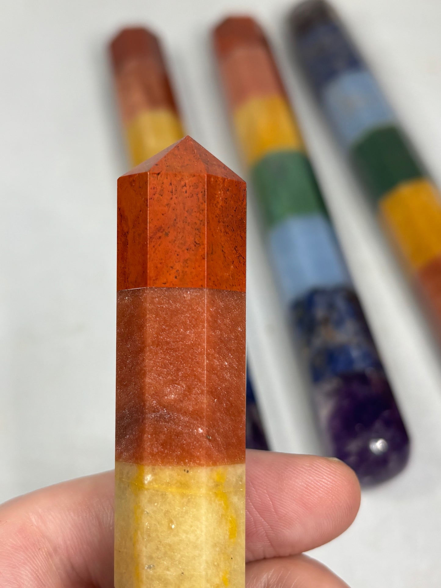 Massagestab 7 Chakra, 7 verschiedene Edelsteine (Amethyst, Sodalith, Angelit, grünem- gelben sowi pfirsichfarbenen Aventurin & roter Jaspis)