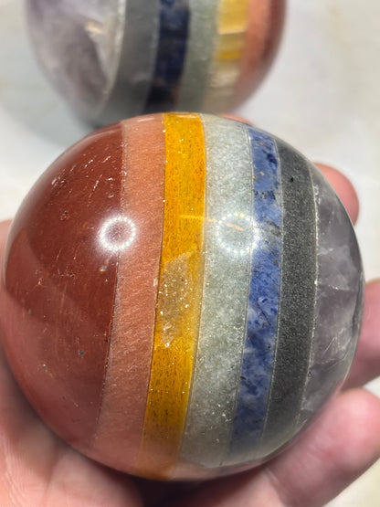 7 Chakra Kugel (Ø 5-6cm) aus geschichteten Natursteinen – Polierte Edelstein-Sphäre & Regenbogen-Edelsteinball