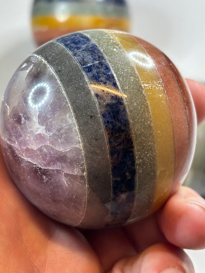 7 Chakra Kugel (Ø 5-6cm) aus geschichteten Natursteinen – Polierte Edelstein-Sphäre & Regenbogen-Edelsteinball