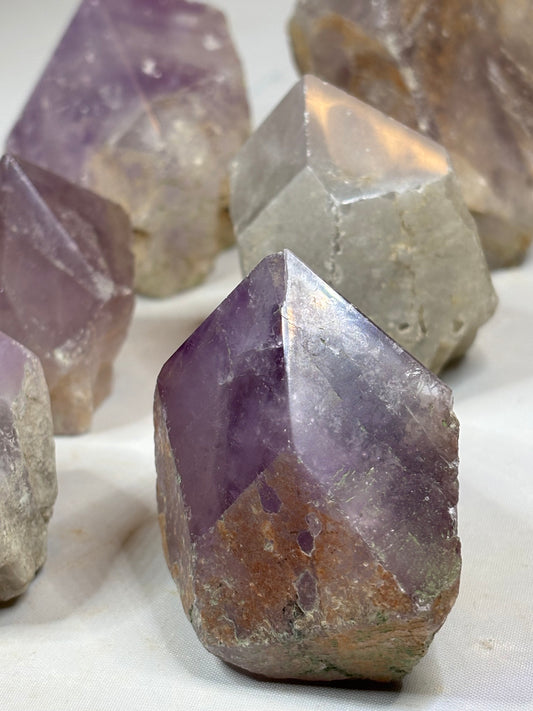 Amethyst oder Rauchquarz Naturspitze – Freistehend & teilpoliert