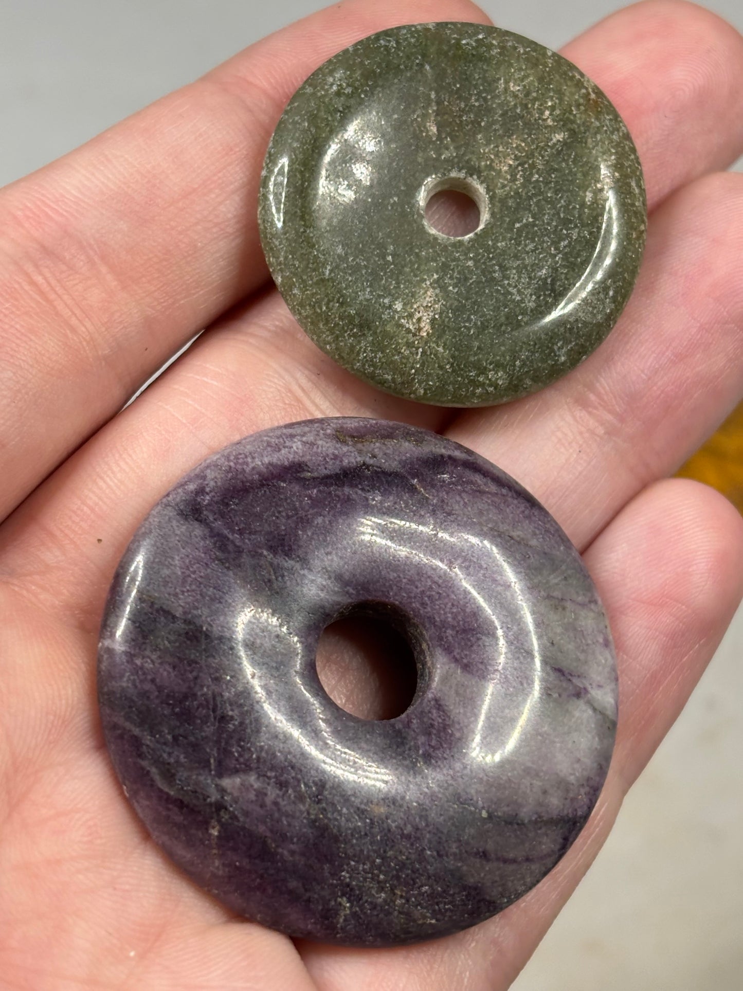 Edelstein Donut bunt gemischt – Kugelhalter & polierte Pi-Scheiben (30mm / 40mm)
