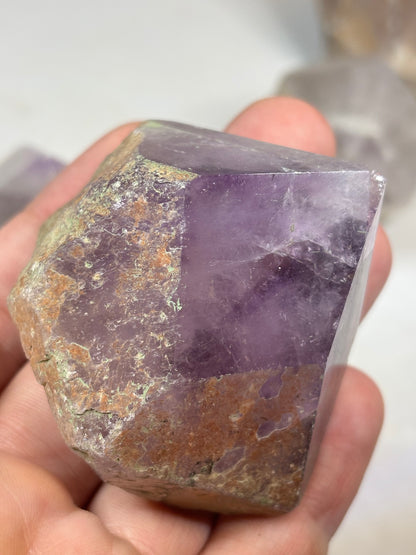 Amethyst oder Rauchquarz Naturspitze – Freistehend & teilpoliert