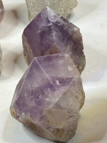 Amethyst oder Rauchquarz Naturspitze – Freistehend & teilpoliert