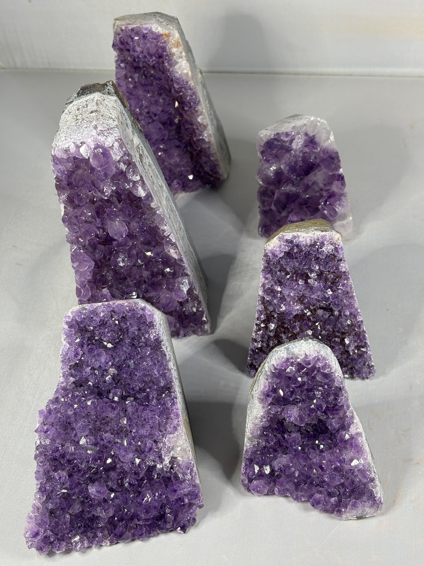 Amethyst Druse freistehend, Uruguay dunkelviollet in bester Qualität, verschiedene Größen