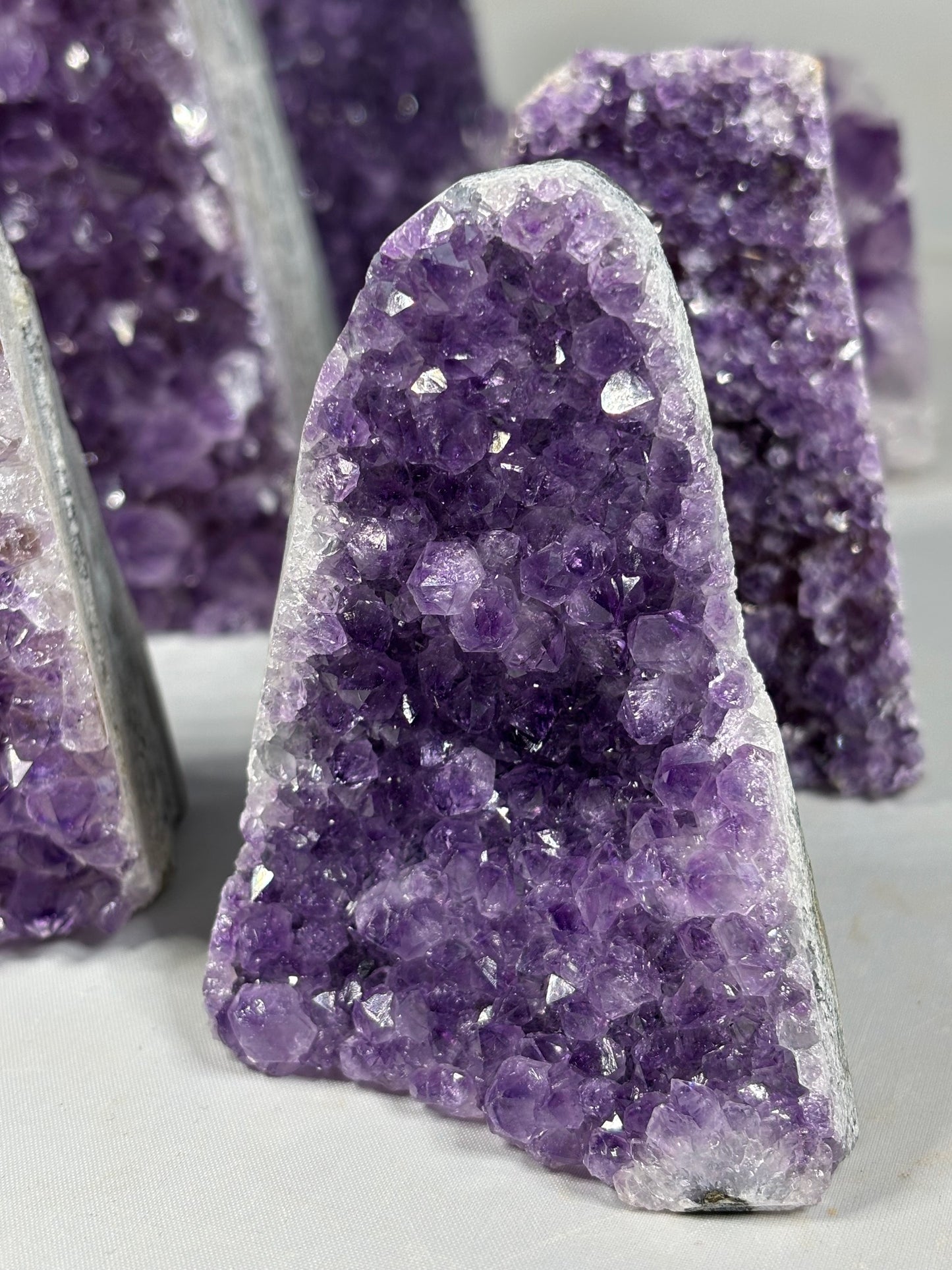 Amethyst Druse freistehend, Uruguay dunkelviollet in bester Qualität, verschiedene Größen