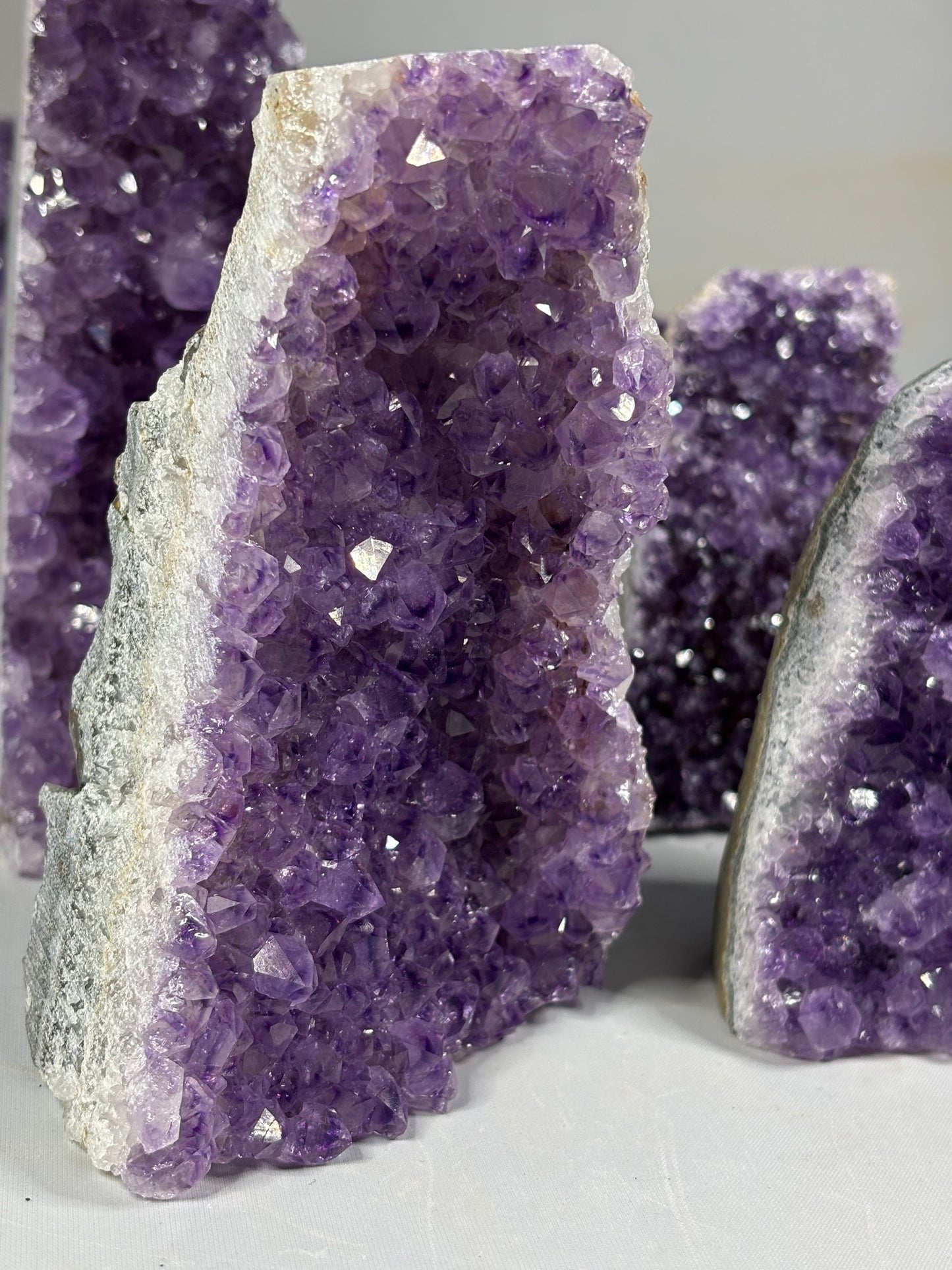 Amethyst Druse freistehend, Uruguay dunkelviollet in bester Qualität, verschiedene Größen