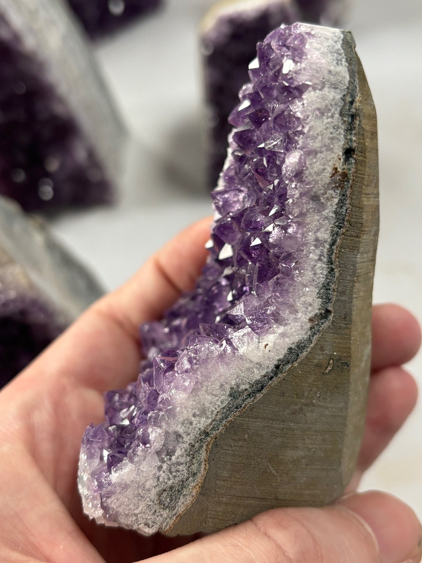 Amethyst Druse freistehend, Uruguay dunkelviollet in bester Qualität, verschiedene Größen