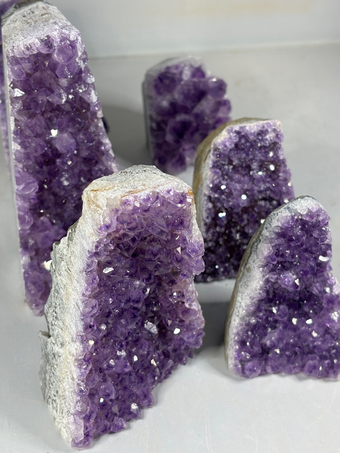 Amethyst Druse freistehend, Uruguay dunkelviollet in bester Qualität, verschiedene Größen