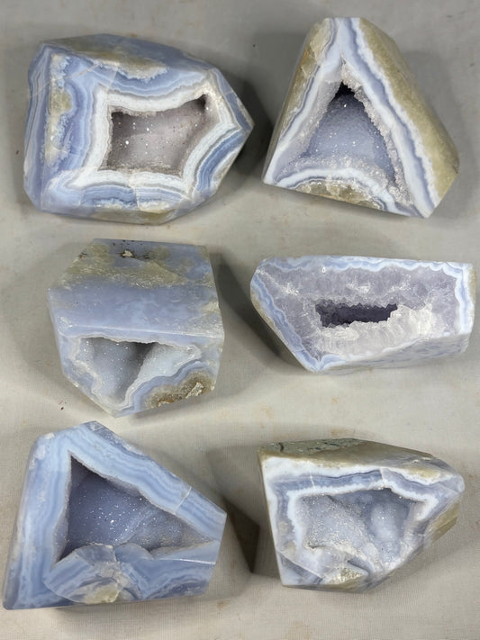 Blue Lace Achat Kristalldrusen, hochglanzpolierte Freiformen, blauer Lagenchalcedon
