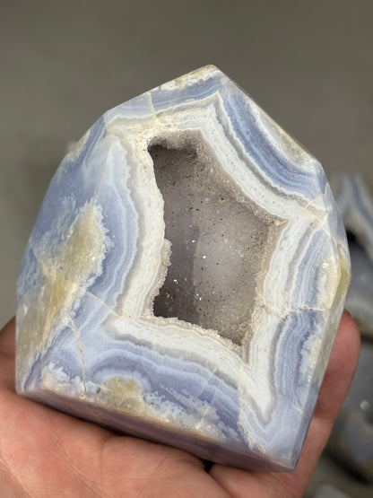 Blue Lace Achat Kristalldrusen, hochglanzpolierte Freiformen, blauer Lagenchalcedon