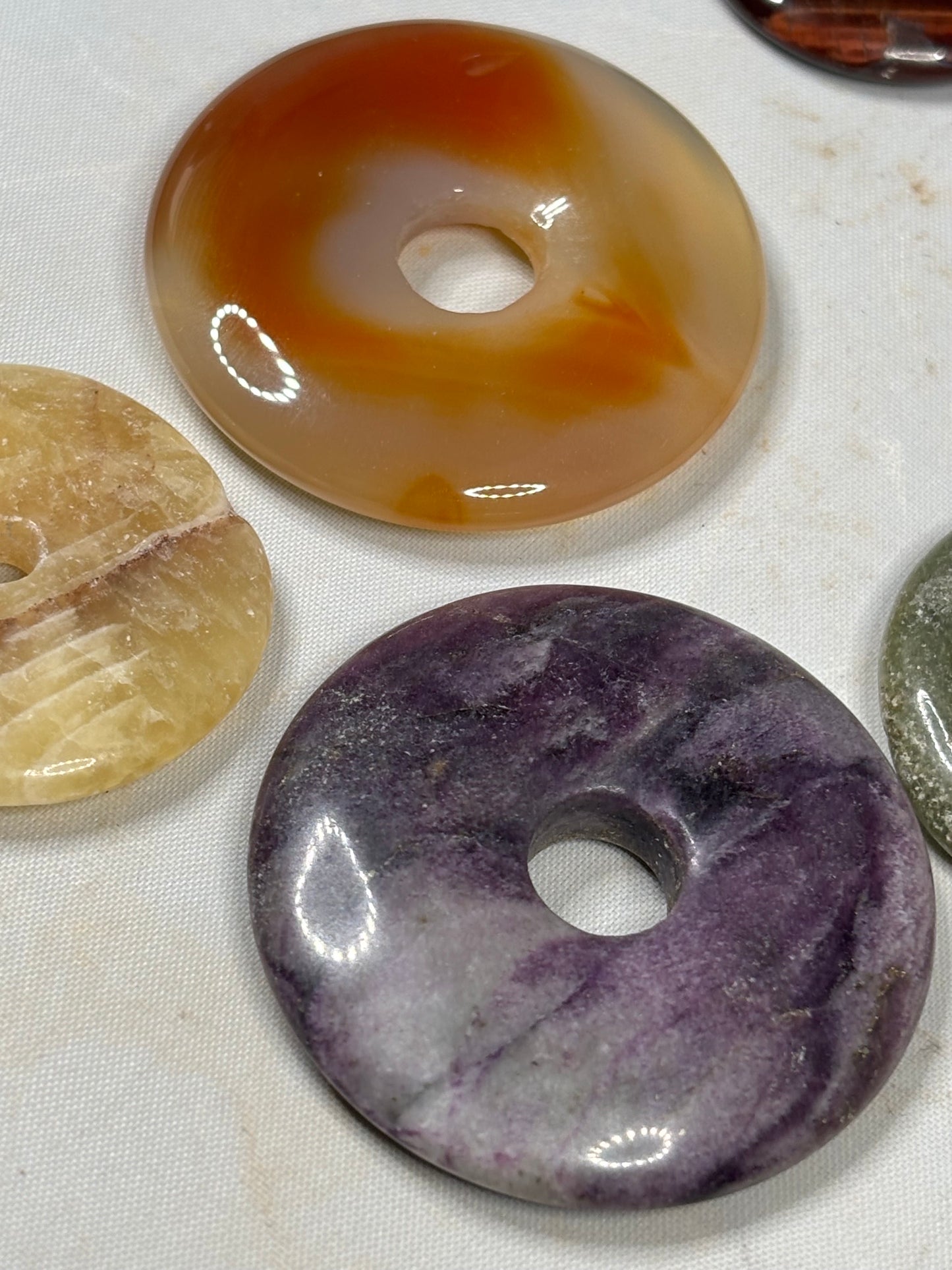 Edelstein Donut bunt gemischt – Kugelhalter & polierte Pi-Scheiben (30mm / 40mm)