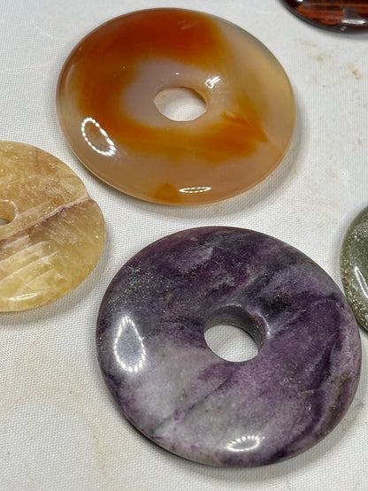 Edelstein Donut bunt gemischt – Kugelhalter & polierte Pi-Scheiben (30mm / 40mm)