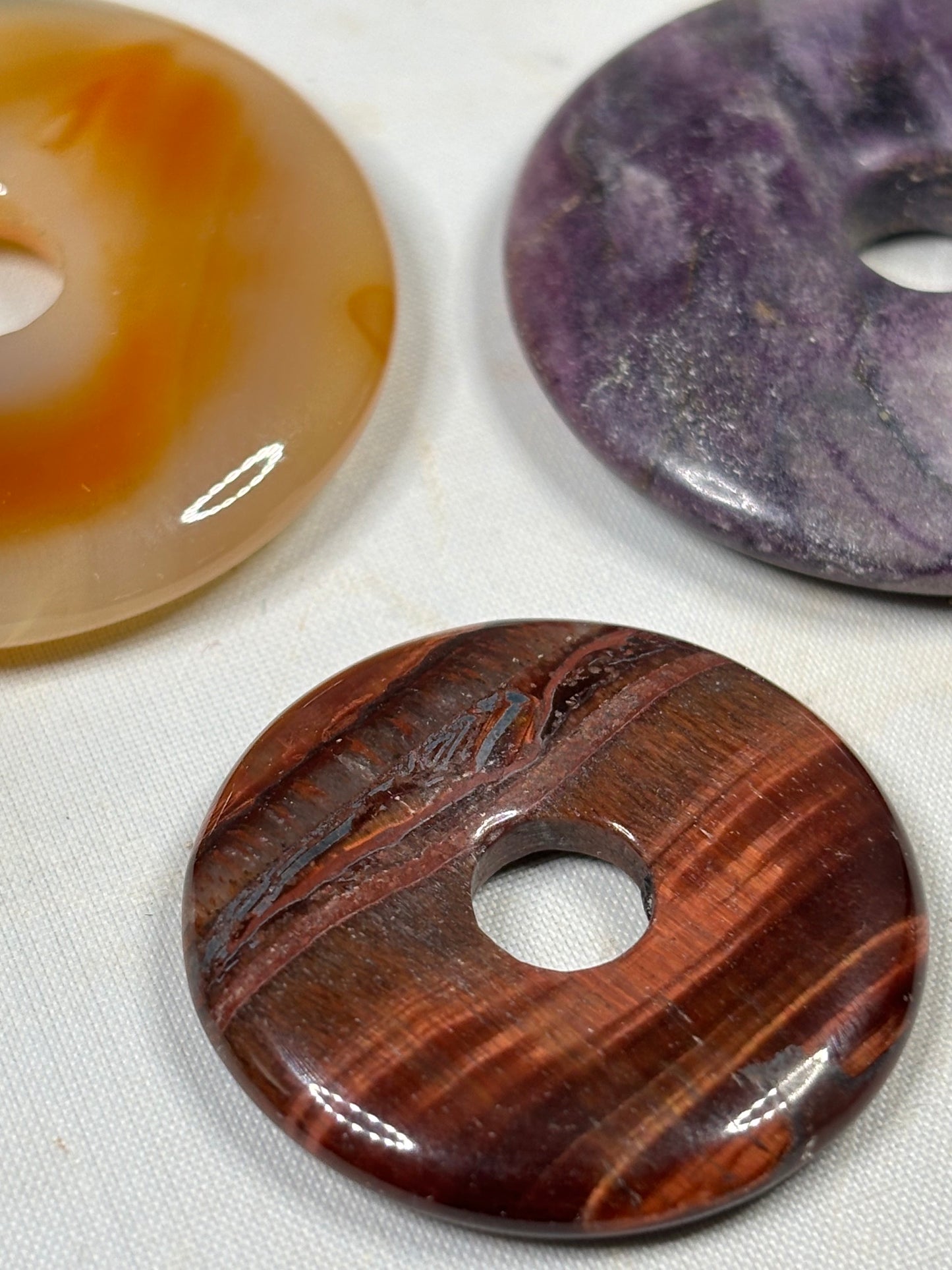 Edelstein Donut bunt gemischt – Kugelhalter & polierte Pi-Scheiben (30mm / 40mm)