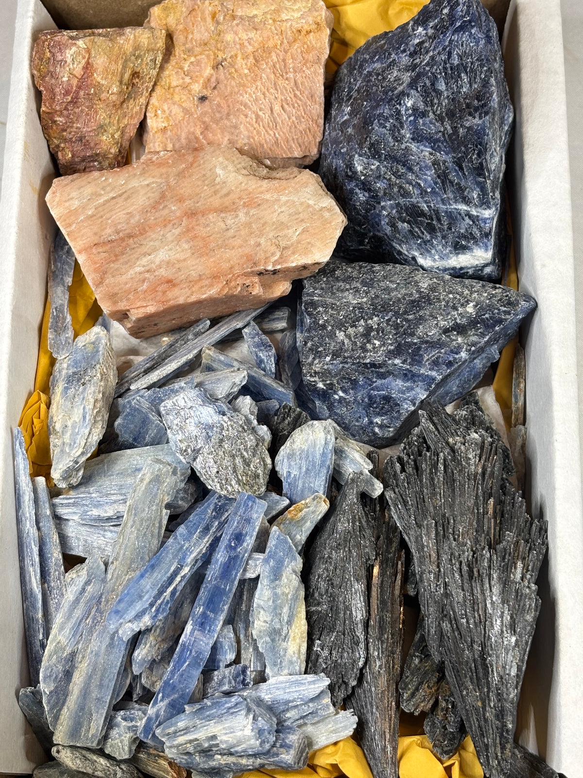 Edelstein Power Box Balance und Entspannung, Set 9 Kyanit schwarz sowie blau, Sodalith Feldspat