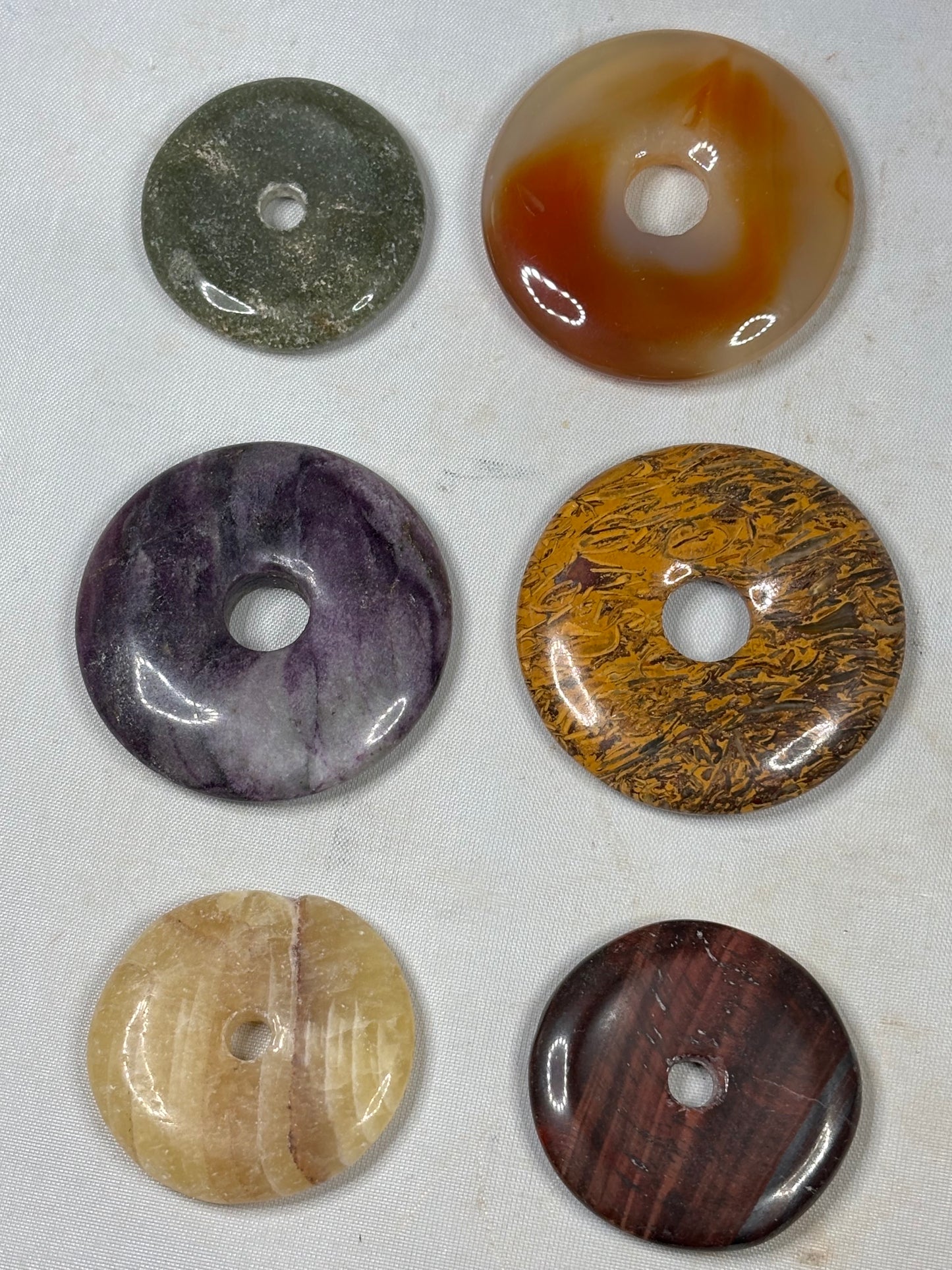 Edelstein Donut bunt gemischt – Kugelhalter & polierte Pi-Scheiben (30mm / 40mm)