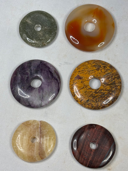 Edelstein Donut bunt gemischt – Kugelhalter & polierte Pi-Scheiben (30mm / 40mm)