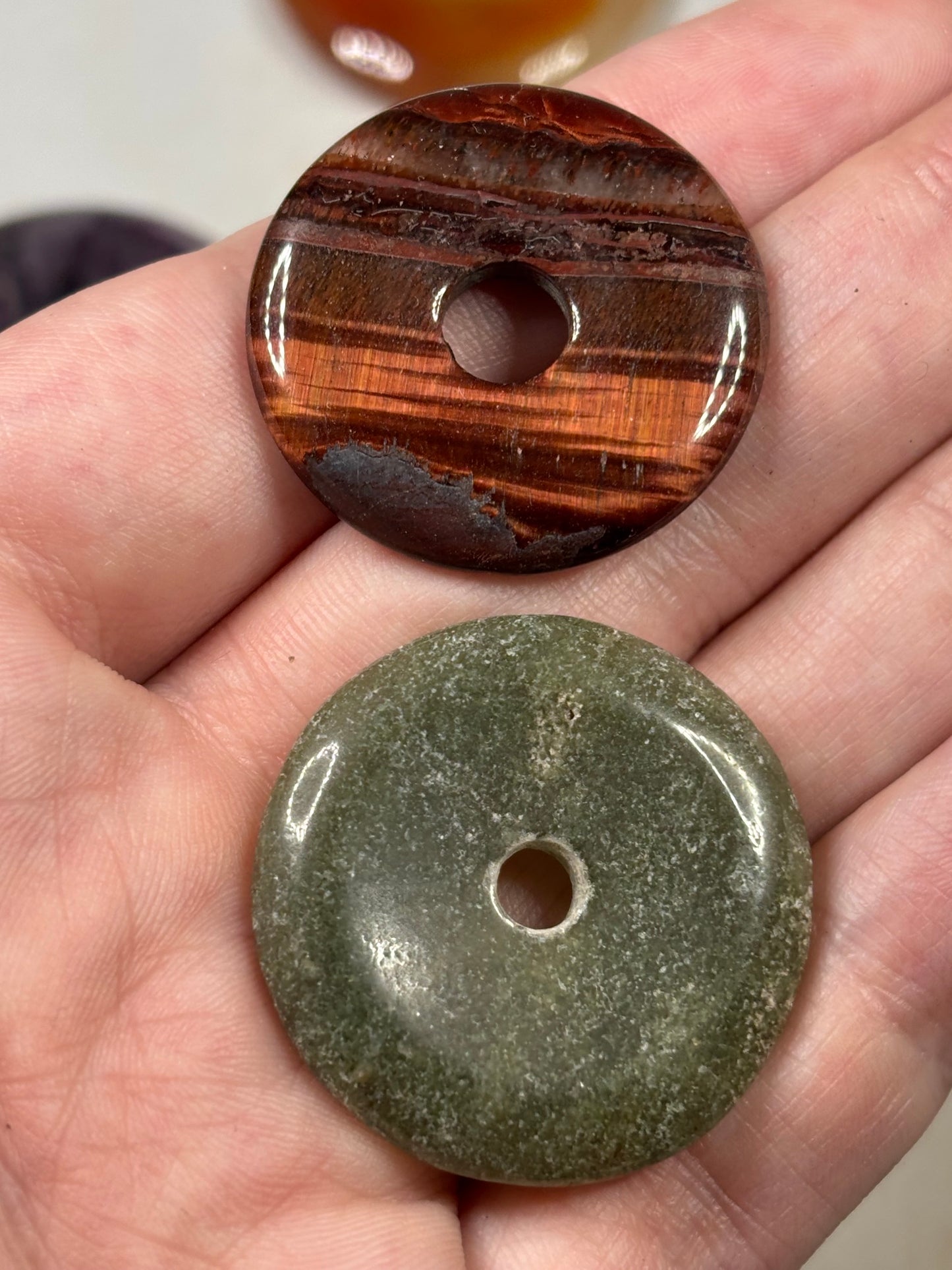 Edelstein Donut bunt gemischt – Kugelhalter & polierte Pi-Scheiben (30mm / 40mm)