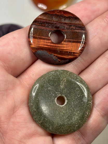 Edelstein Donut bunt gemischt – Kugelhalter & polierte Pi-Scheiben (30mm / 40mm)