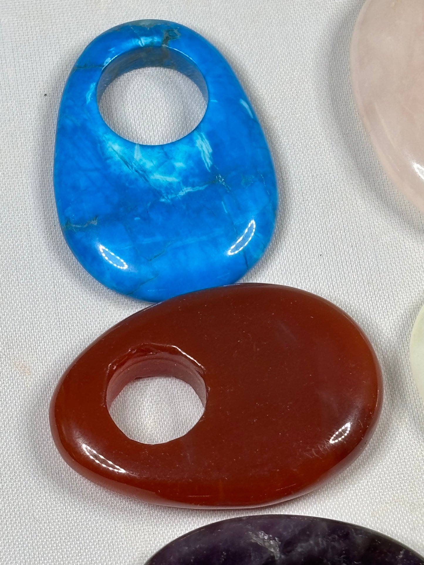 Edelstein Gogo Anhänger bunt gemischt – Asymmetrische Donuts & Kugelhalter (ca. 35mm)