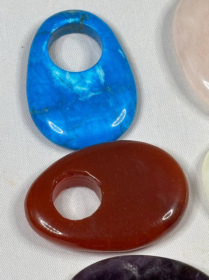 Edelstein Gogo Anhänger bunt gemischt – Asymmetrische Donuts & Kugelhalter (ca. 35mm)