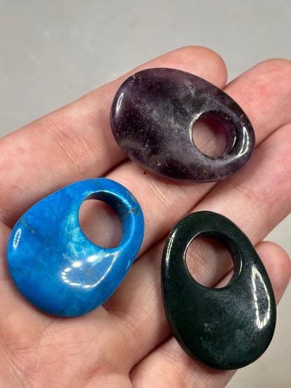 Edelstein Gogo Anhänger bunt gemischt – Asymmetrische Donuts & Kugelhalter (ca. 35mm)
