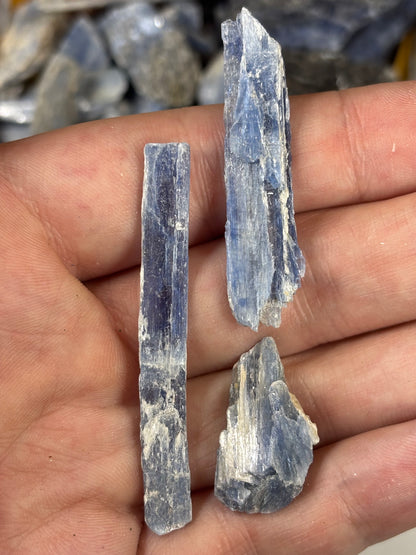 Edelstein Power Box Balance und Entspannung, Set 9 Kyanit schwarz sowie blau, Sodalith Feldspat