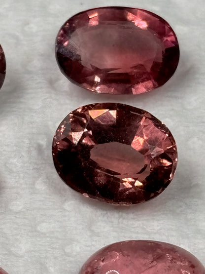 Turmalin rosa Edelsteine, entweder facettiert oder Cabochon, Rubellith in bester Qualität roter Turmalin
