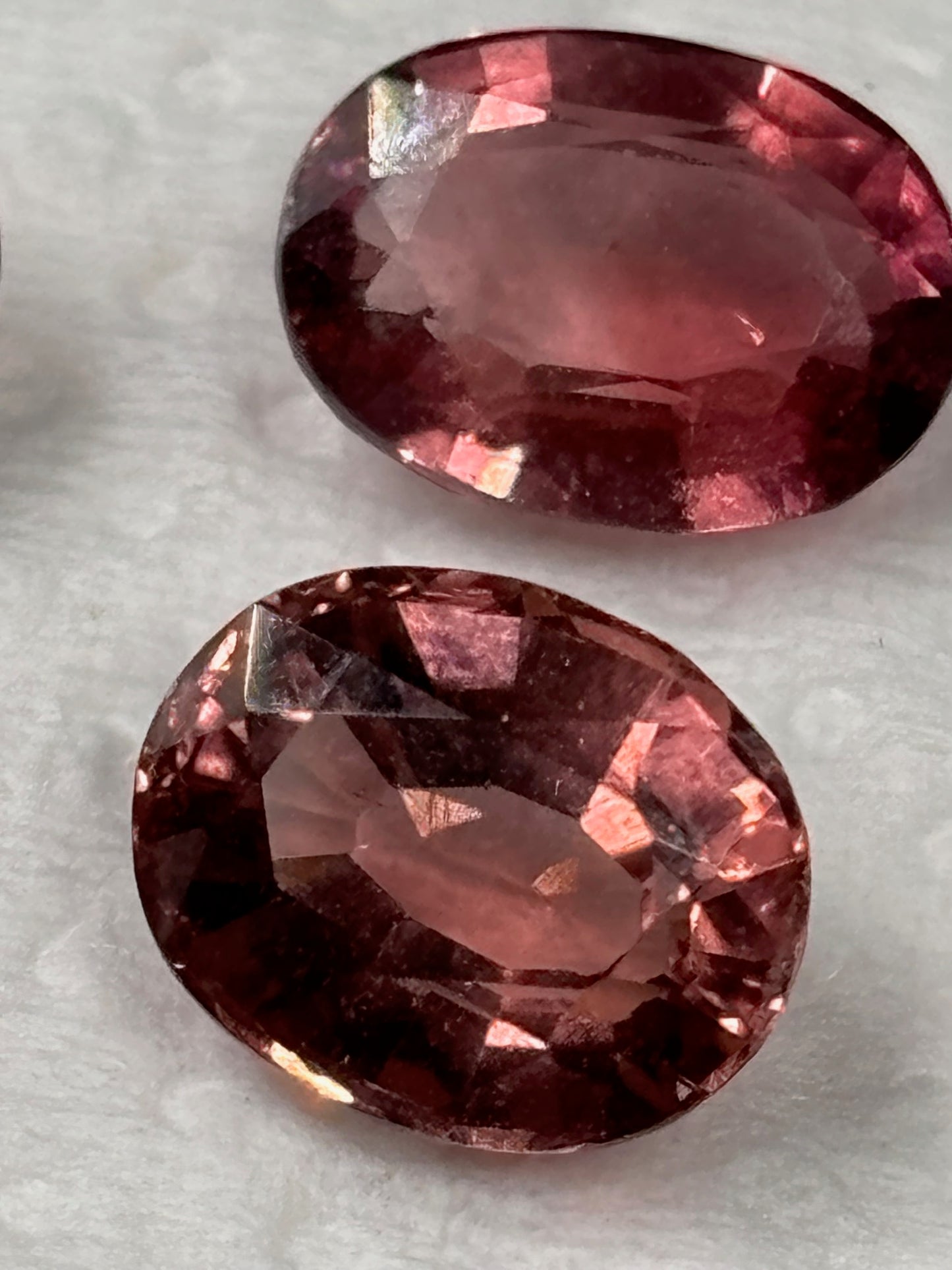 Turmalin rosa Edelsteine, entweder facettiert oder Cabochon, Rubellith in bester Qualität roter Turmalin