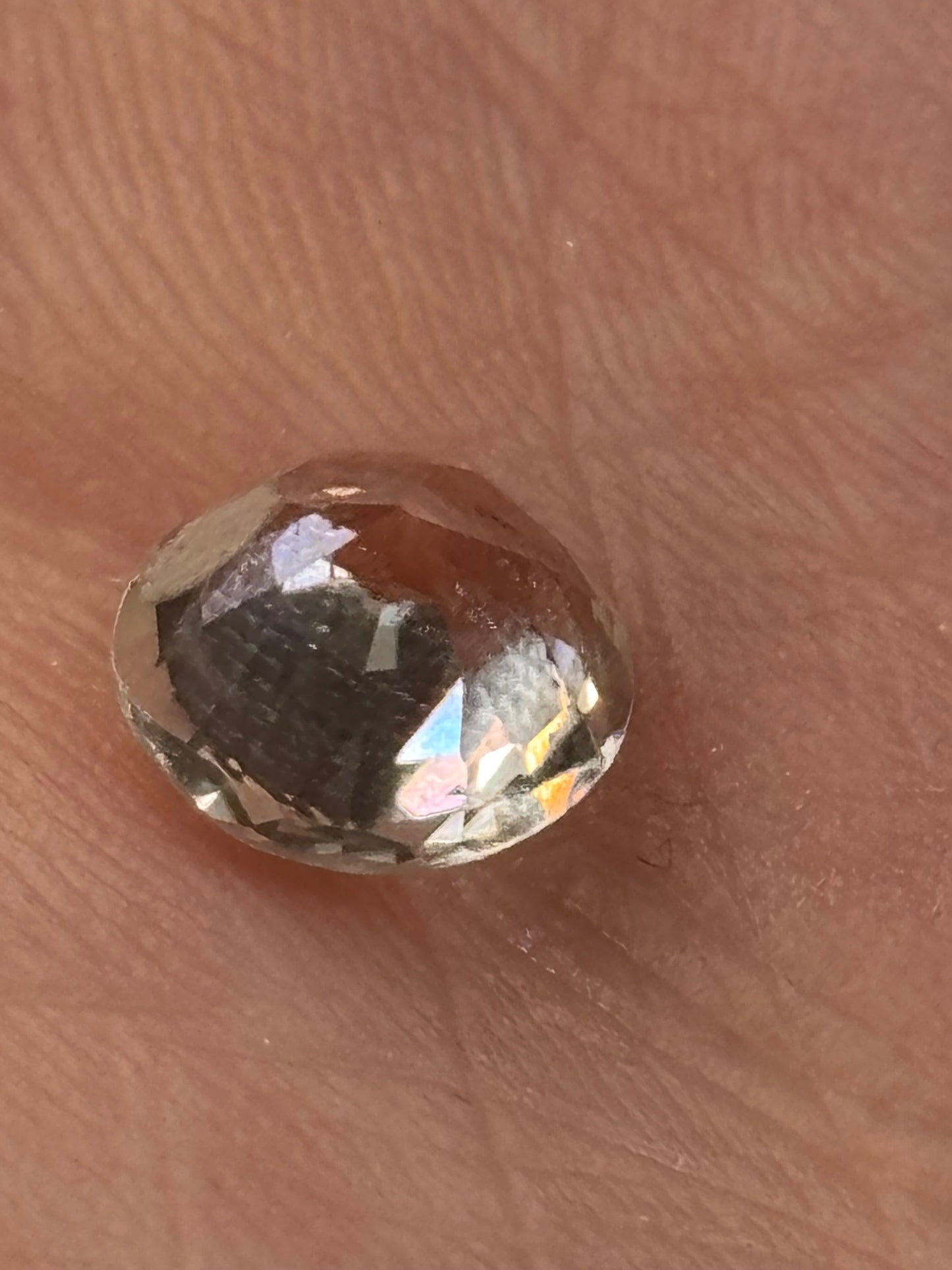 Forsterit facettiert, Kissenschliff oder Rundschliff, Rarität aus Burma (Myanmar) in Edelsteinqualität
