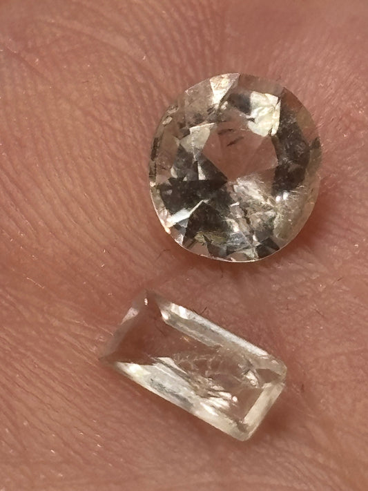 Forsterit facettiert, Kissenschliff oder Rundschliff, Rarität aus Burma (Myanmar) in Edelsteinqualität