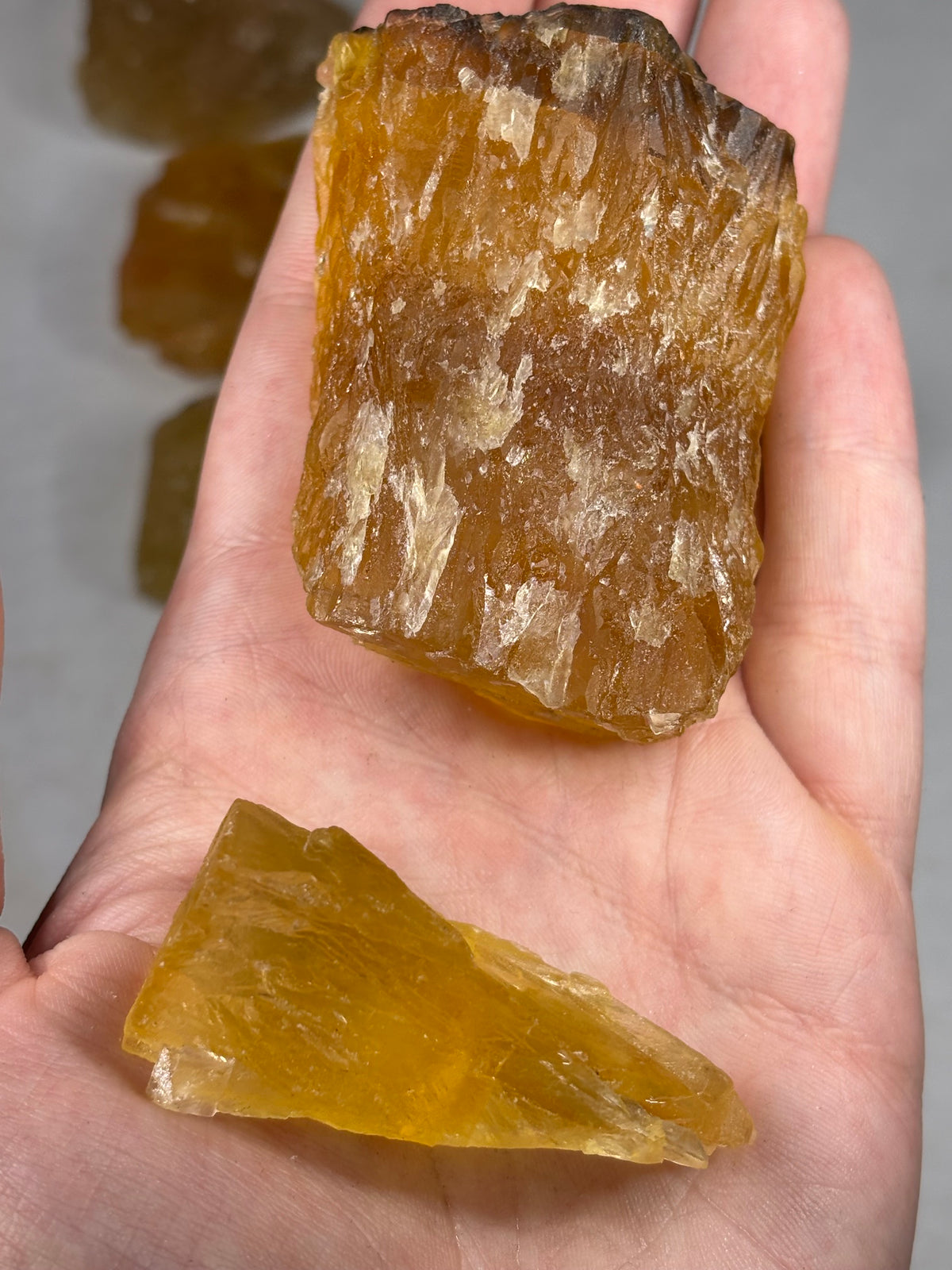 Gelber Fluorit Rohsteine, Honigfluorit naturbelassen, in bester Qualität