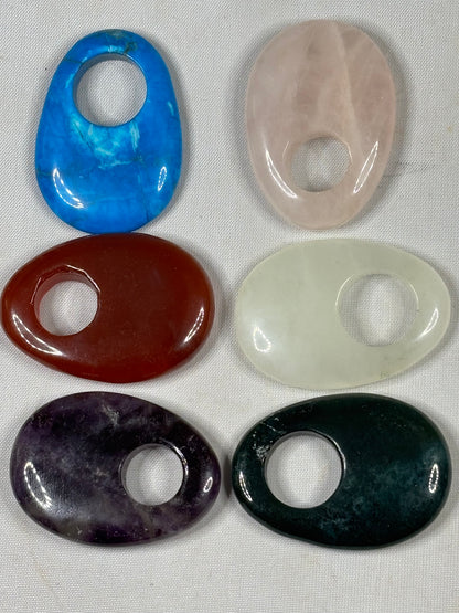 Edelstein Gogo Anhänger bunt gemischt – Asymmetrische Donuts & Kugelhalter (ca. 35mm)