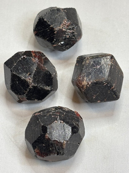 Granat Kristall naturbelassen Edelsteinqualität, Almandin Kärnten Granattor
