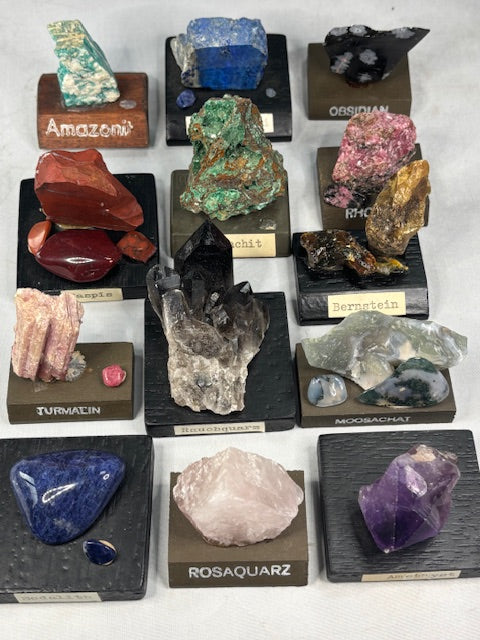 Mineraliensammlung auf Sockel beschriftet, sehr gute Qualität, Turmalin, Bernstein, Lapis Lazuli, Amethyst, Jaspis, Rauchquarz, Achat, Obsidian, Rhodonit, Malachit & viele mehr
